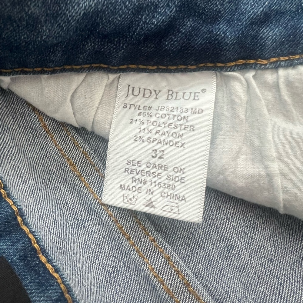 Judy Blue Medium Wash Distressed Capri Fit Jeans - Size 32 - Picture 3 of 5